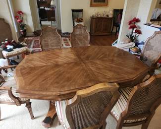 Hibriten by Bernhardt dining table includes 2 leaves and protective table pads, 8 chairs