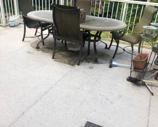 Patio set / not in great shape but free