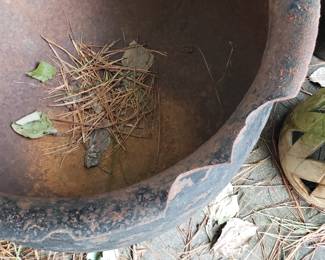 RO123 - $100 large cast iron pot with chip in lid. 