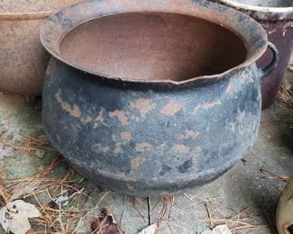 RO123 - $100 large cast iron pot with chip in lid. 