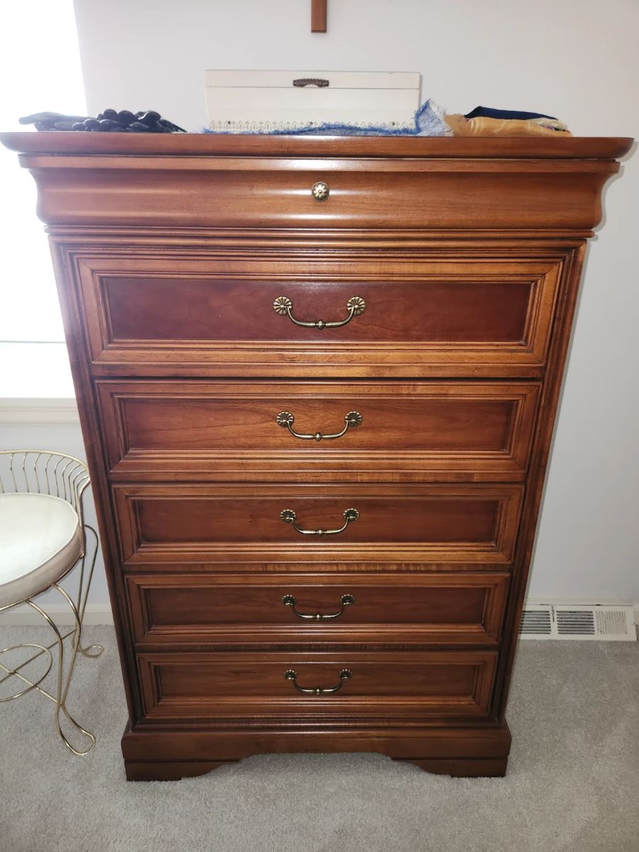 Lexington chest