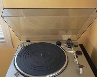 Technics SL-BD35 Turntable w/Vinyl Records - Click to see all