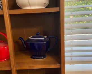 Navy blue Hall’s teapot
Hall’s tulip bowls with blue outside 