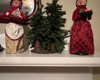 Carolers  
Gingerbread Mrs Clause 