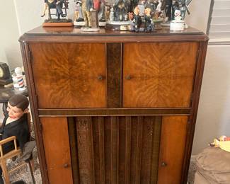 1940s Zenith Console Radio 