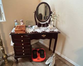 Jewelry Dressing Vanity Table w/ Mirror 