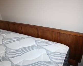 matching queen bed (with full-size mattress set)