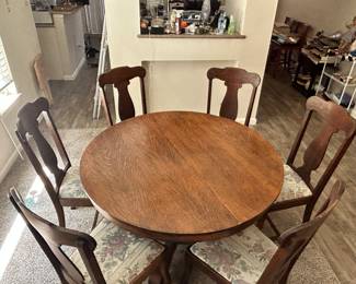 This well-kept dining table with 6 chairs is warm and welcoming. Its comfortable, functional and antique 