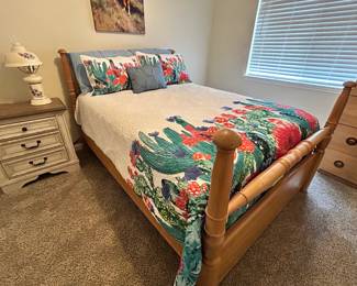 4 poster bed brightens up any room and is in great condition. 
