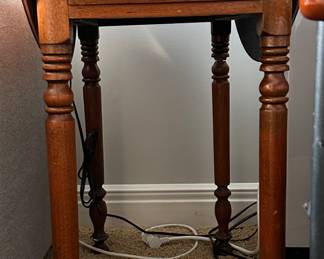 Round Wooden table w foldable sides