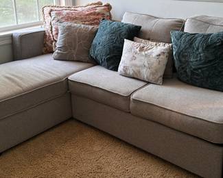 L-Shaped convertible w storage