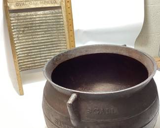 1910 SAVERY CO. 8 GALLON 3 LEG CAST IRON KETTLE POT & WASHBOARD