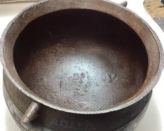 1910 SAVERY CO. 8 GALLON 3 LEG CAST IRON KETTLE POT & WASHBOARD
