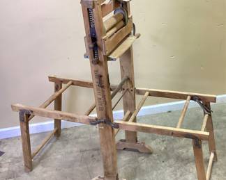 ANTIQUE NEW WORLD WASHING MACHINE CO HAND WASHING MACHINE