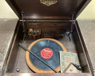 VICTOR VICTROLA VV 4-40 ORTHOPHONIC COSOLE RECORD PLAYER