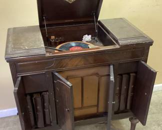 VICTOR VICTROLA VV 4-40 ORTHOPHONIC COSOLE RECORD PLAYER
