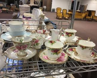 Teacups and saucers 