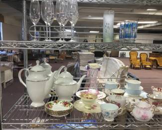Teapots and teacups and saucers 