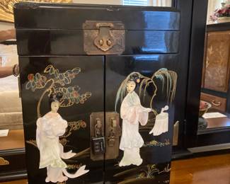 Oriental jewelry box