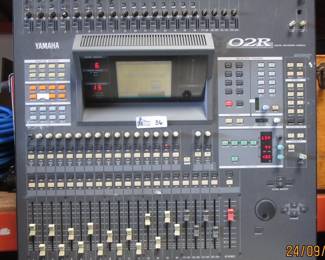 YAMAHA 02R MIXER