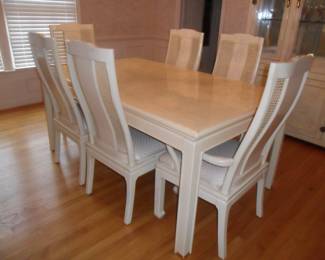 Nice Dining room table and 6 chairs and leaf