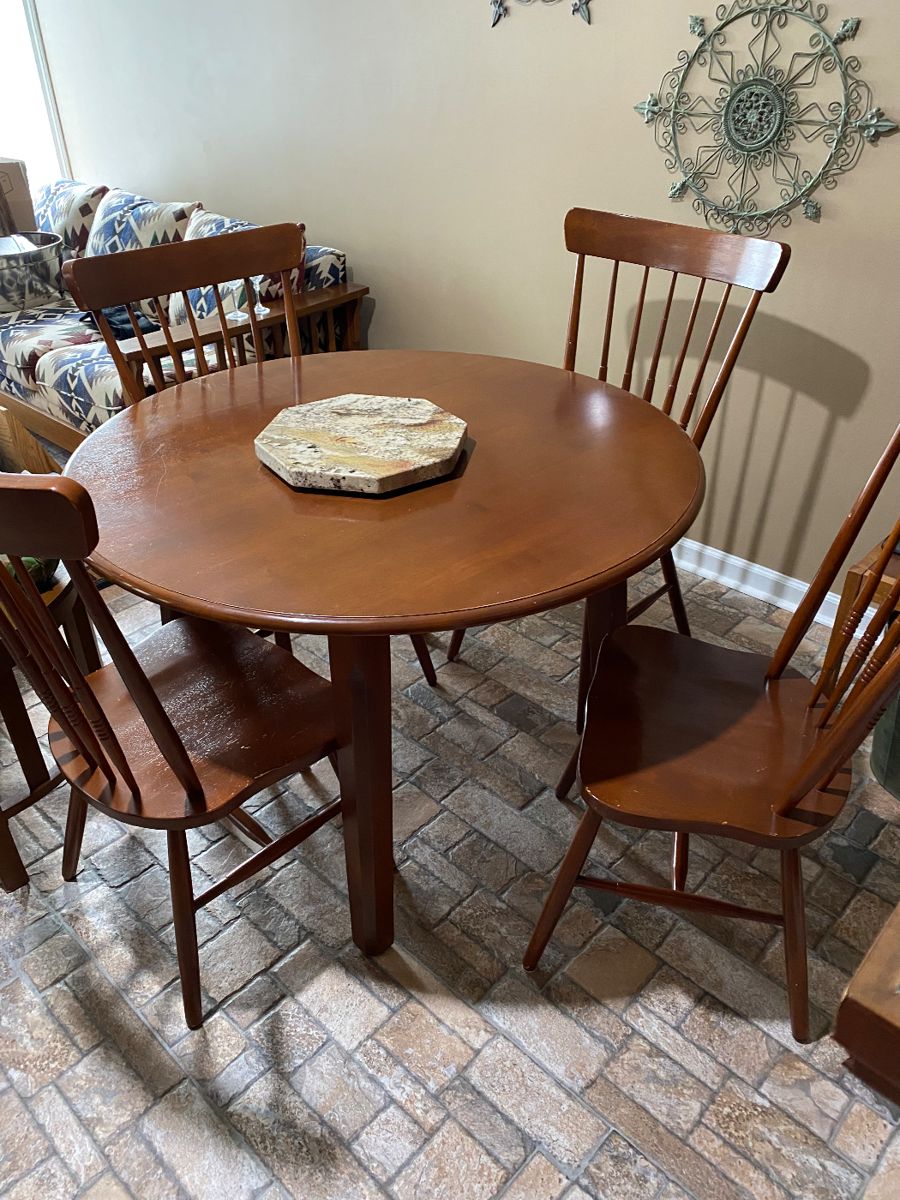 Solid Wood Round Dining Table w/4 Spindle Back Chairs