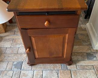 Solid Wood End Table w/Storage