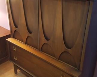 Broyhill M C M Gentleman's chest  
