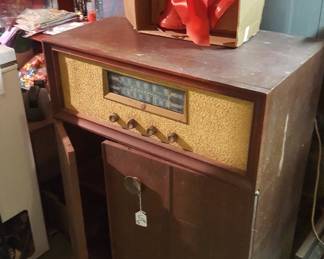 Westinghouse cabinet radio and record player (has power) 