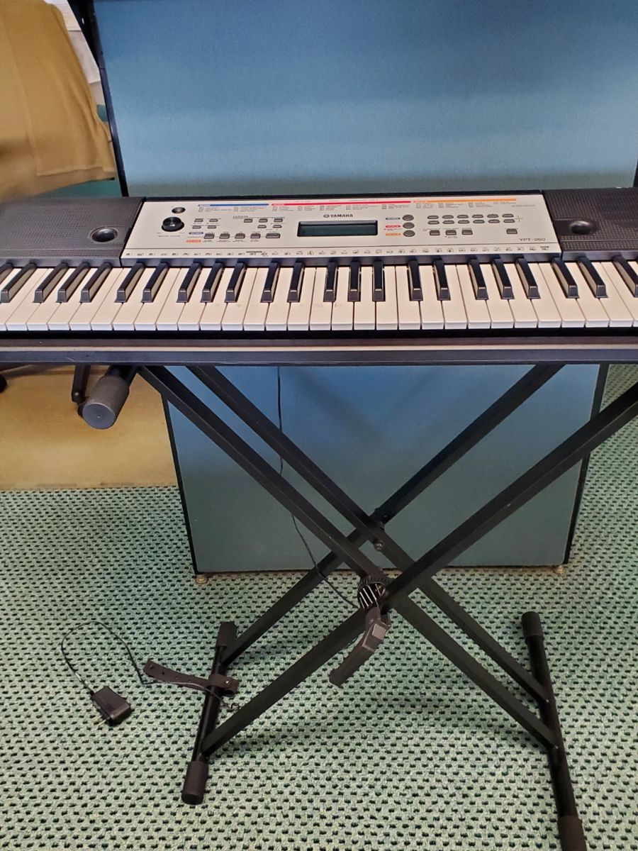 Yamaha YPT260 keyboard with Rockjam stand