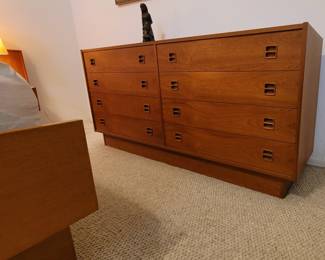 Danish teak 8 drawer floating dresser in excellent condition!