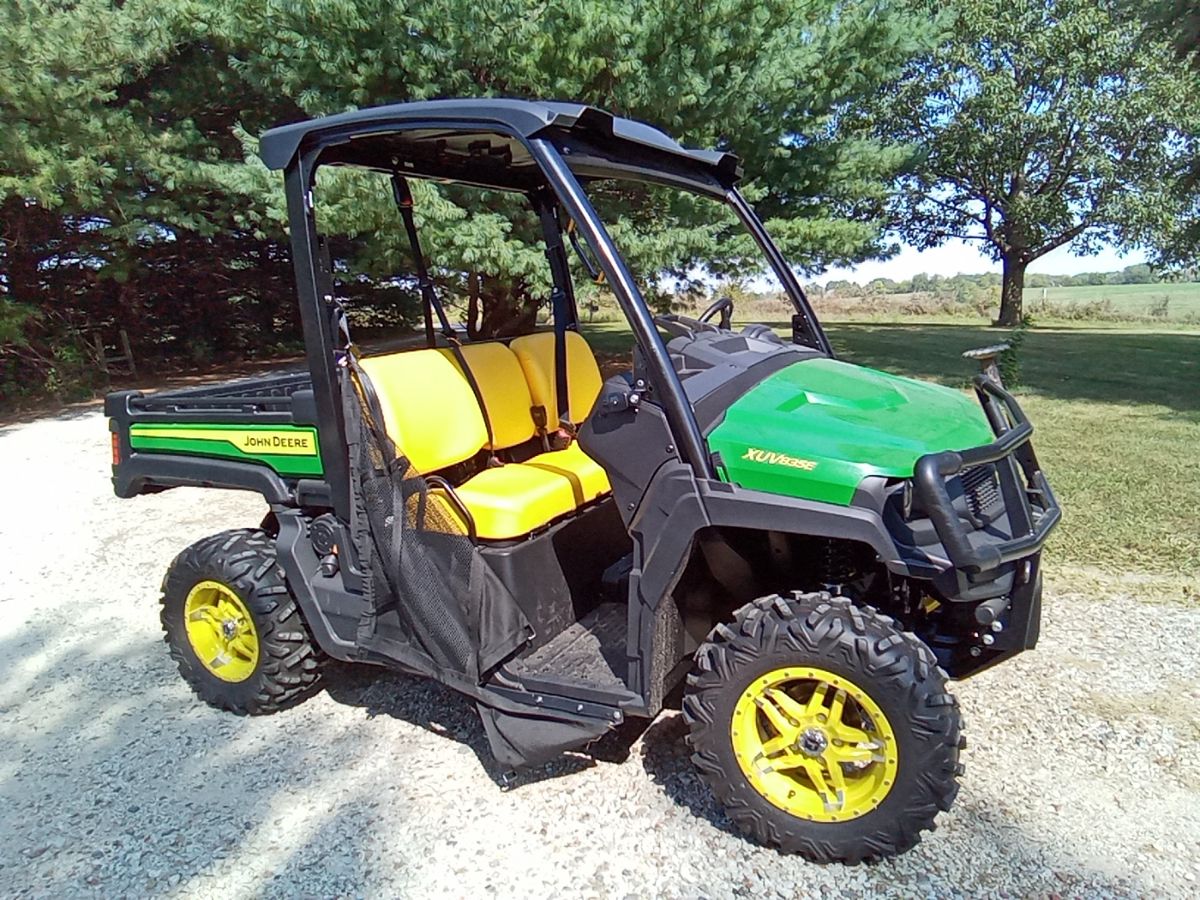 John Deere - 8 running hours. Just like new!!!