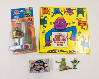 (5 PCS) VINTAGE TOYS
1998 LOONEY TUNES PEZ, IN ORIGINAL PACKAGING
MARVIN THE MARTIAN
(1) KEITH HARING COLORING BOOK
(1) WASH AWAY YOUR SINS CLEANSING BAR
(1) HENSON KERMIT THE FROG FIGURE, 2.5"
(1) 1978 SMURFS FIGURE, 2.25"
