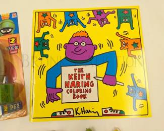 (5 PCS) VINTAGE TOYS
1998 LOONEY TUNES PEZ, IN ORIGINAL PACKAGING
MARVIN THE MARTIAN
(1) KEITH HARING COLORING BOOK
(1) WASH AWAY YOUR SINS CLEANSING BAR
(1) HENSON KERMIT THE FROG FIGURE, 2.5"
(1) 1978 SMURFS FIGURE, 2.25"