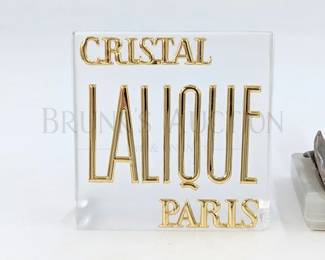 LALIQUE CRYSTAL STORE DISPLAY & (2) STATUES
(1) LALIQUE CRYSTAL STORE DISPLAY, 4", * CHIPPED *
(1) NEW HAVEN CHEROB DESK CLOCK, 10.5", * CLOCK NOT ATTACHED *
(1) VICTORIAN WRITING CHEROB PAPERWEIGHT, 4.5", * WING/FEATHER BROKEN *