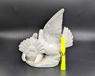 LLADRO "LOVE NEST DOVES" HAND MADE IN SPAIN 9.5" T RETAIL - $550...