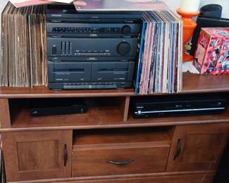 Magnavox stereo plus turntable with 2 speakers (not hooked up)   every thing appear to work  Plus TV stand