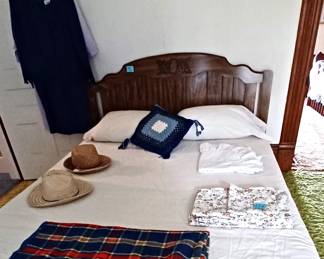 Full size bed & straw hats