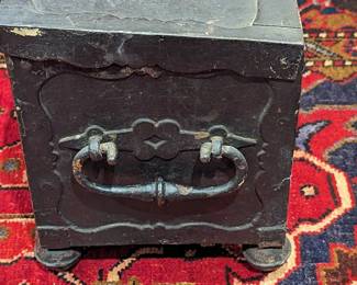 Side view of the pirate's treasure chest.