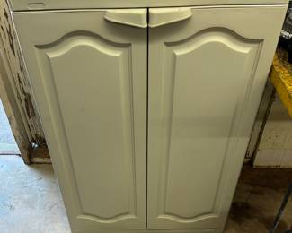 Rubbermaid short storage container