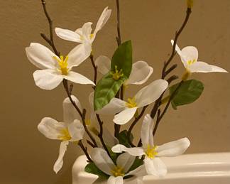 Small vase with some spring flowers! Very cute!