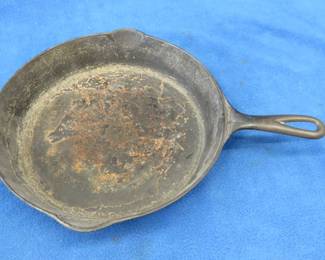 Lot 275. No. 9 Erie cast iron skillet