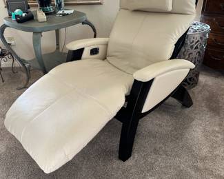 LEATHER RECLINER CHAIR