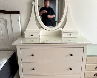 WHITE VANITY TOP CHEST 