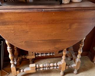 Gate leg table