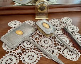 Dresser set