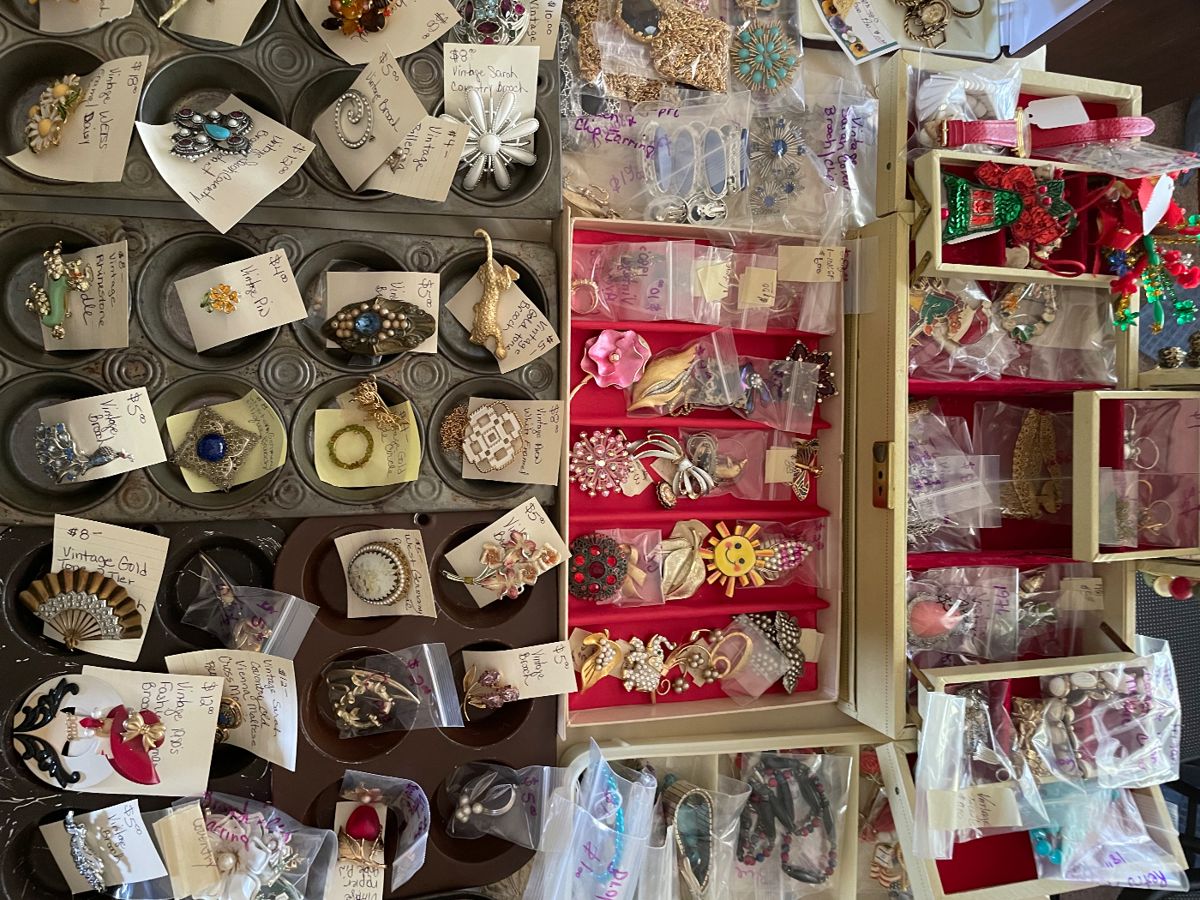 ESTATE SALE  starts tomorrow !

Vintage jewelry, vinyls, vintage T-shirts, MCM furniture, Elvis belt buckle, decanters and more, Hoosier cabinet, accordion, enamel ware, Franklin Mint knives, trolls, Blue Willow, lamps, vintage bed set, Christmas, desk, typewriter, dishes, couch, coffee tables end tables. Vintage Clothes and so much more. Come to our fun and funky sale. 

Wednesday 27th, Thursday 28th and Friday 29th. 
Andover Rd and Douglas. Look for signs CASH only
8am-4pm

Bring your own muscle