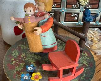 VINTAGE CCARVED WOODEN MUSIC BOX 