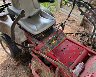 Zero turn lawn tractor