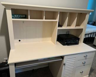 Nice desk for a study space